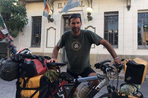 Pablo Garciacutea viaja por el mundo en  su bicicleta y pasoacute por la provincia