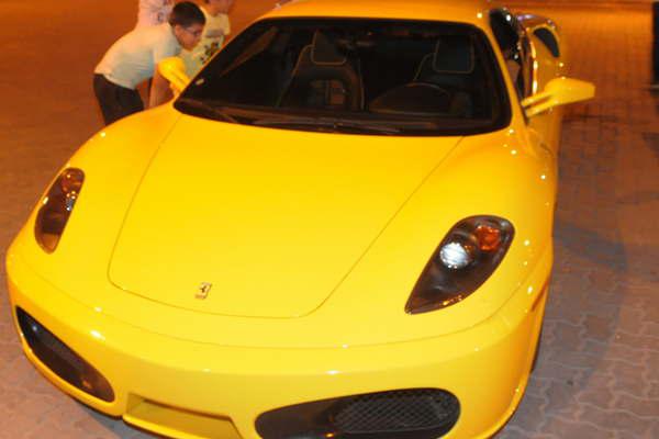 Un santiaguentildeo adquirioacute esta semana la uacutenica Ferrari amarilla que hay en todo el paiacutes