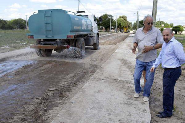 El intendente Mirolo supervisoacute los trabajos de pavimentacioacuten que se realizan en el Bdeg La Fraternidad
