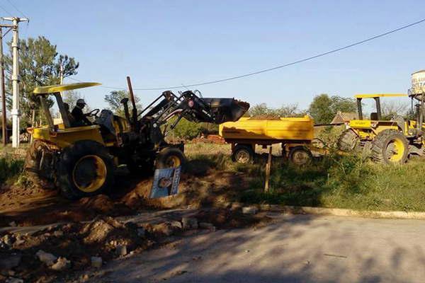 Empleados municipales ejecutan obras viales en San Pedro de Guasayaacuten