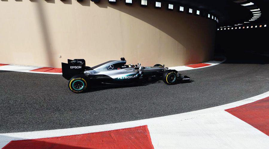 Hamilton avisa a Rosberg y domina los Libres 1 en Abu Dhabi
