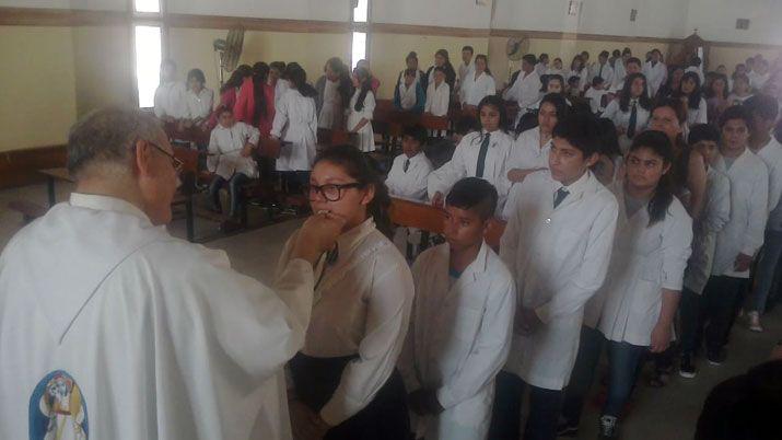 Monsentildeor Joseacute Chaacutevez celebra misa para egresados de escuelas primarias