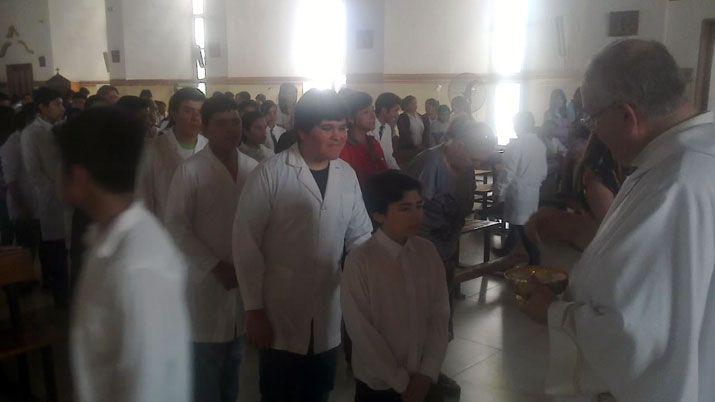 Monsentildeor Joseacute Chaacutevez celebra misa para egresados de escuelas primarias
