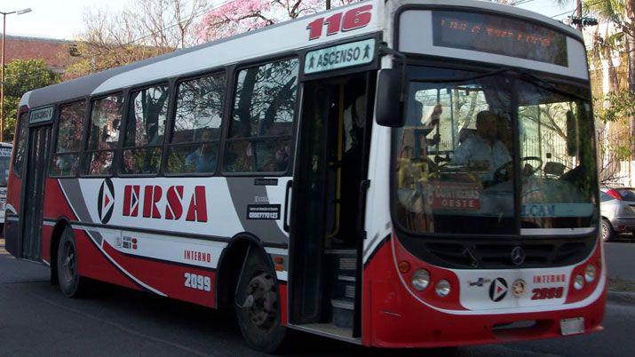 Violento choque entre un colectivo y un utilitario