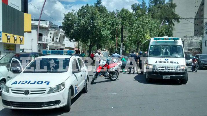 Mujer embarazada protagonizoacute un accidente de traacutensito