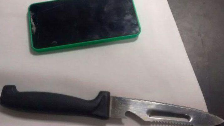 A punta de cuchillo arrebató un celular a una mujer