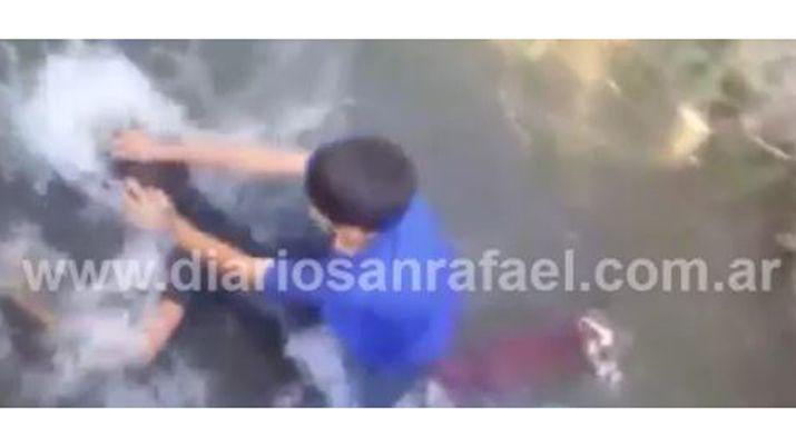 Dramaacutetico video- estudiante quiso ahogar a su compantildeero en una pelea