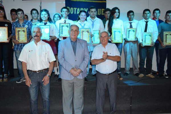 El Rotary Club termense entregoacute distinciones al Mejor Compantildeero