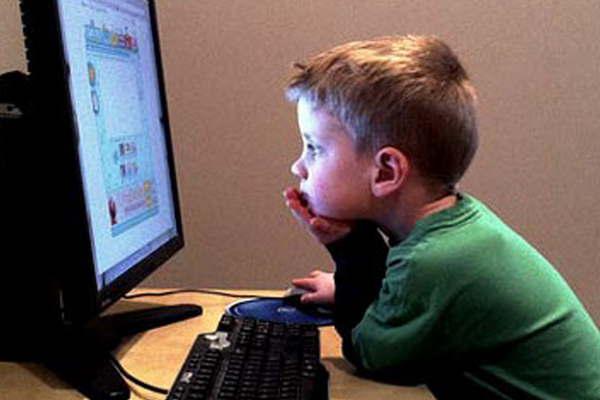 Menores en la red- iexclQue no se conviertan en hueacuterfanos digitales
