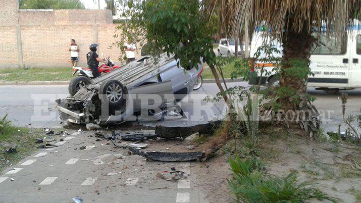 Choque y vuelco entre un auto y un utilitario