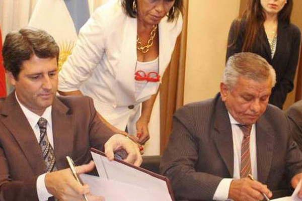 Hugo Infante  firmoacute un convenio de  cooperacioacuten