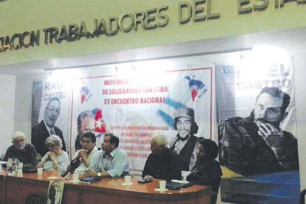 Una santiaguentildea asistioacute al primer homenaje al mandatario en la Argentina