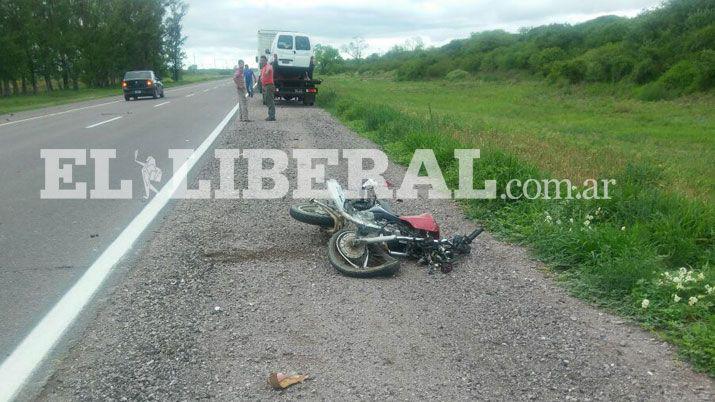 Motociclista lucha por su vida tras chocar con un camioacuten