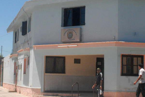 Roban un maletiacuten con 27000 de la cabina de un camioacuten