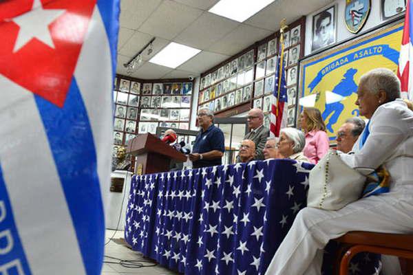 El exilio cubano prosigue su festejo en calles de Miami