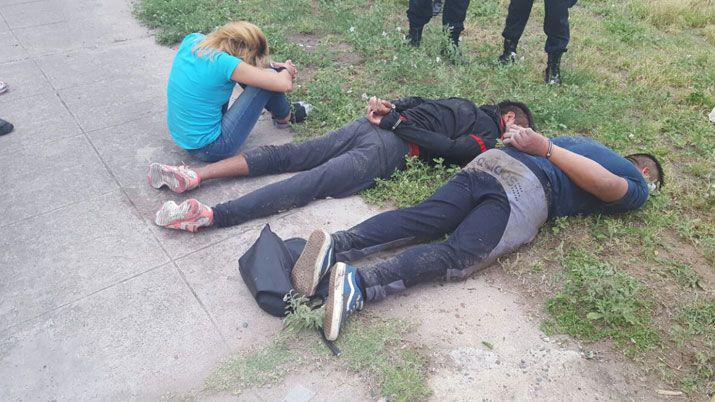 Tres bandentildeos fueron detenidos por arrebatar una cartera