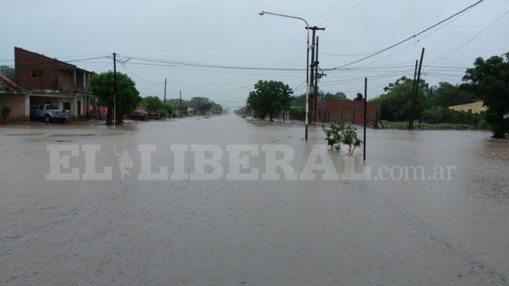 Campo Gallo con sus calles inundadas por una persistente lluvia