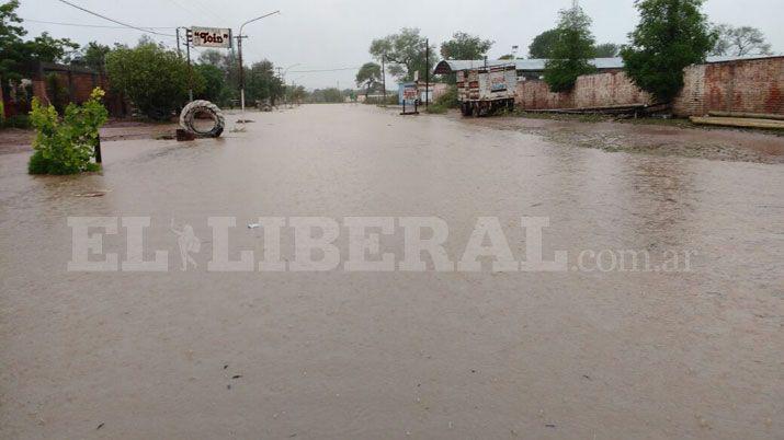 Campo Gallo con sus calles inundadas por una persistente lluvia