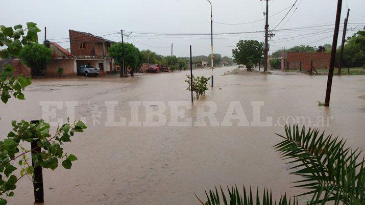 Campo Gallo con sus calles inundadas por una persistente lluvia