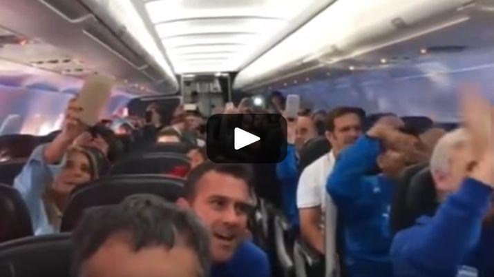 Asiacute festejaban en el avioacuten los campeones de la Davis