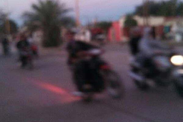 Treinta motoqueros destrozaron el destacamento y apalearon a policiacuteas