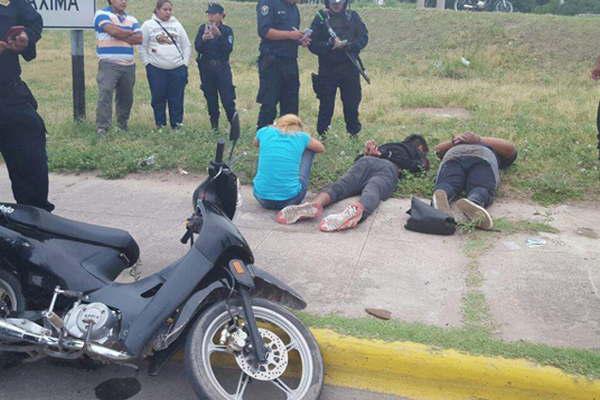 Arrebatoacute una cartera y casi muere ahogado en el riacuteo al intentar hu