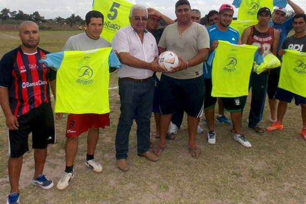El Gobierno dio indumentaria y pelotas de fuacutetbol a San Javier 2