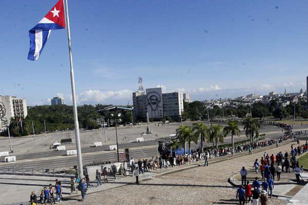 Miles de cubanos despiden a Fidel en la Plaza de la Revolucioacuten