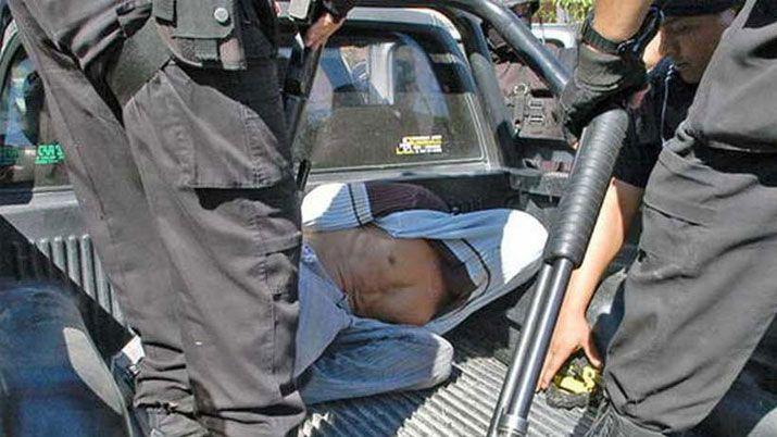 Atoacute una saacutebana a un tirante e intentoacute ahorcar a su mujer