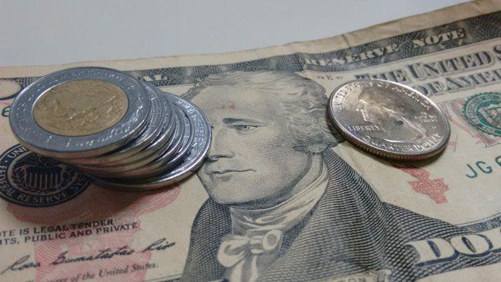 El dólar opera estable a  1575