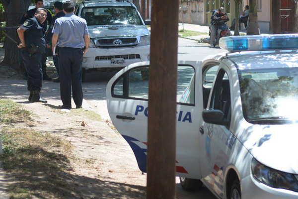 Audaz ladroacuten arrebatoacute un bolso de mate y un celular a un grupo de joacutevenes