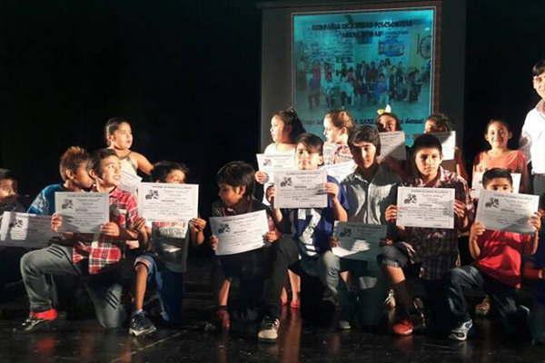 Ashpa Suacutemaj cerroacute el antildeo con la entrega de maacutes de 200 certificados