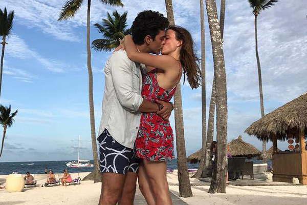 Mariano Martiacutenez sigue de luna de miel con Camila