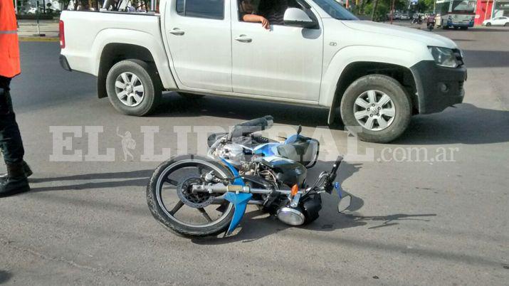 Fuerte choque entre una moto y una camioneta dejoacute un joven herido
