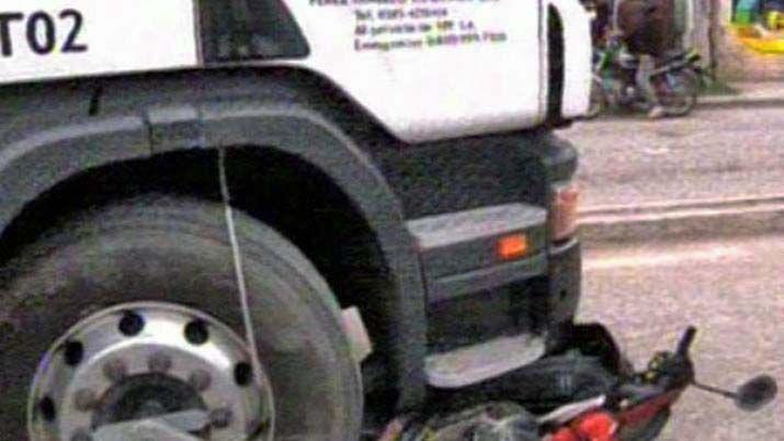 Motociclista ebrio se salvoacute de morir tras chocar con un camioacuten