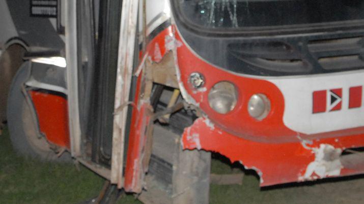 Nene resultoacute con fractura expuesta al chocar con un colectivo