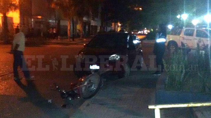 Una mujer muerta al chocar su moto con un automóvil