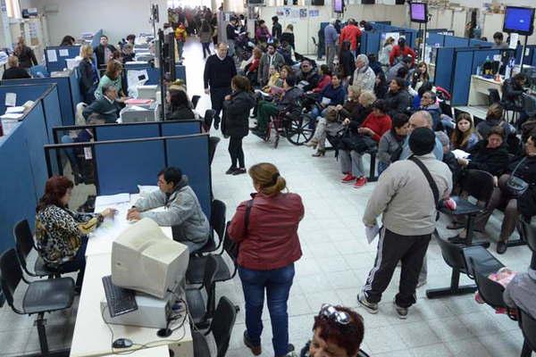 Maacutes de 60 mil titulares locales de la AUH cobraraacuten un bono de  1000