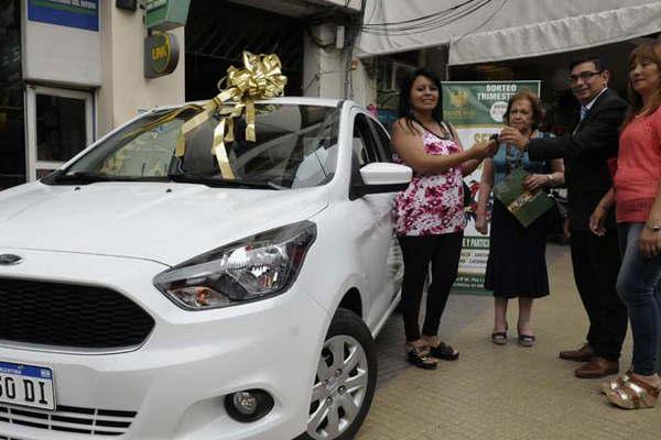 Hamburgo entregoacute un auto 0km a una vecina de La Banda
