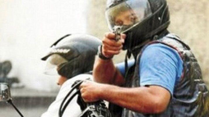 Apuntaron y golpearon en la cabeza a una joven