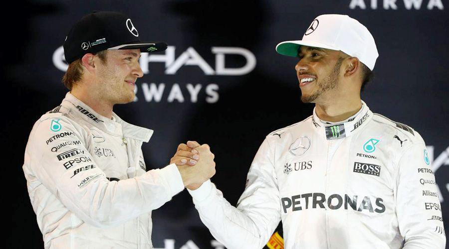Hamilton hace las paces con Rosberg y le felicita el tiacutetulo