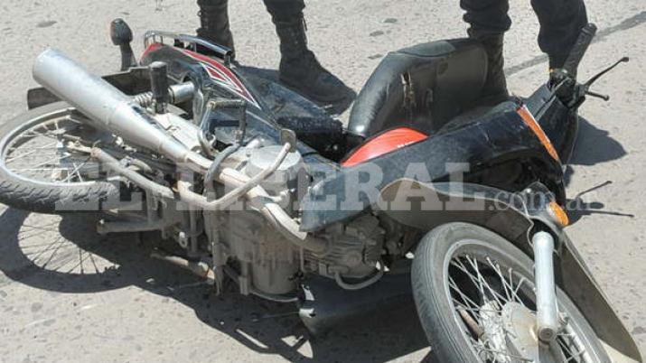 Circulaban en moto los empujaron y al caer les robaron todo