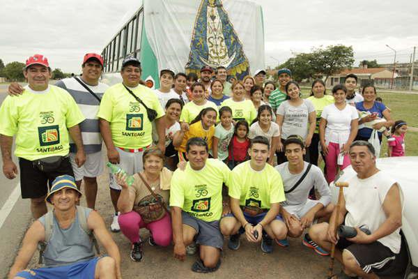 La fe de los santiaguentildeos se muestra inquebrantable en su largo peregrinar hacia la Virgen del Valle