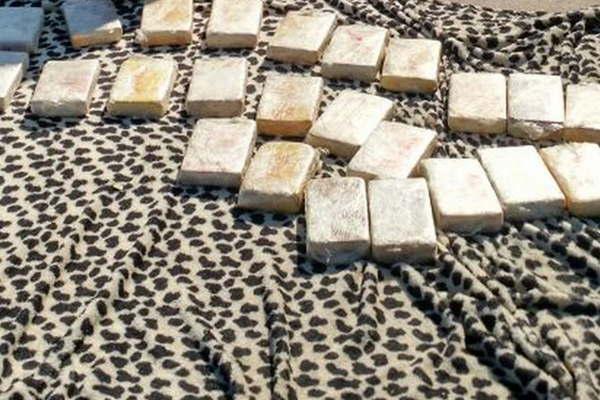 Secuestraron 30 kilos de  cocaiacutena que iban en el doble fondo de una camioneta 