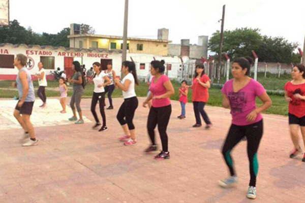 La comuna dicta clases gratuitas de ritmos latinos  en el Club Agua y Energiacutea