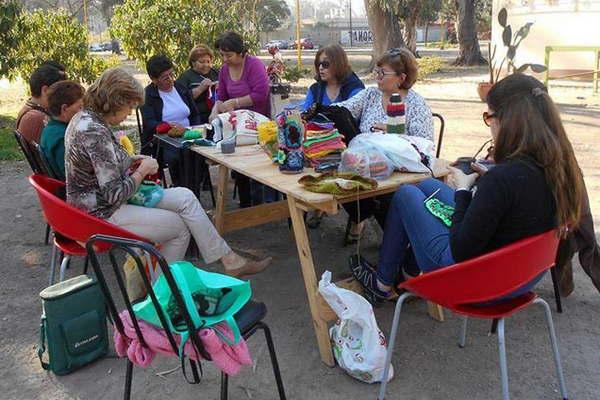 Las Tejedoras Solidarias canjearaacuten sus productos por alimentos 