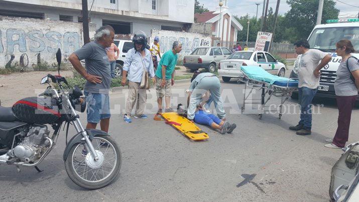 Conductor abrioacute la puerta de su auto y una motociclista sufrioacute heridas graves