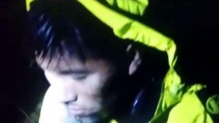 Miraacute el dramaacutetico video que muestra el momento del rescate del teacutecnico del avioacuten