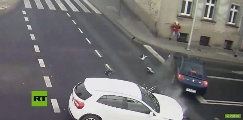 Un poste de luz salva a una joven de morir atropellada