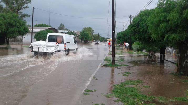 La lluvia llegoacute a Quimiliacute Bandera Malbraacuten y Los Juriacutees